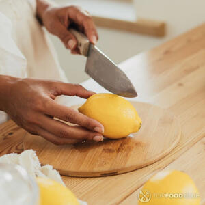 Режем лимон.