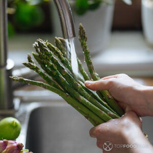 Моем спаржу.
