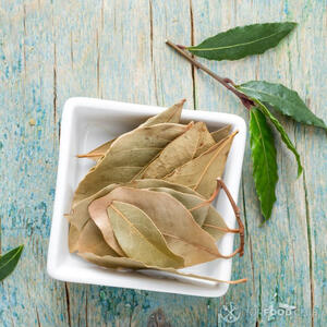 Добавляем лавровый лист.