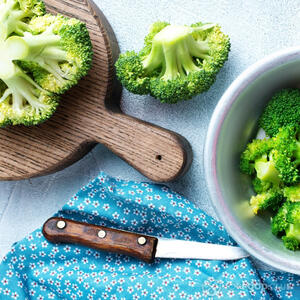 режем брокколи