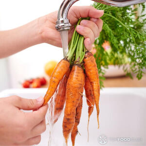 Моем морковь.