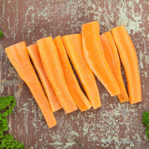 Режем морковь.