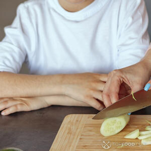 нарезаем огурец