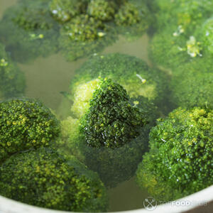 Варить брокколи