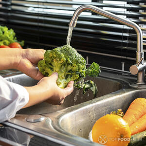 Мыть брокколи