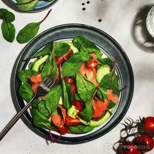 Салат из лосося с авокадо