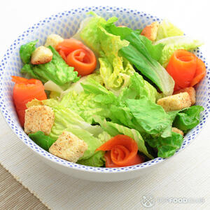 Свежий салат с сухариками