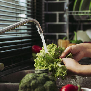 моет листья салата