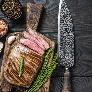 нарезанный стейк