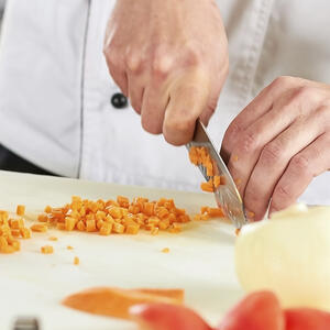 нарезает морковь