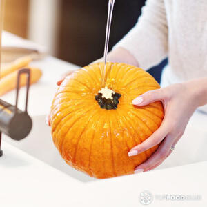 Моем тыкву.