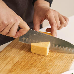 нарезает сыр