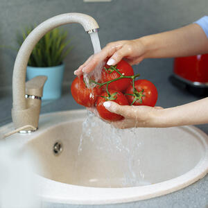 моет помидоры