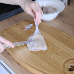 чистит кальмара