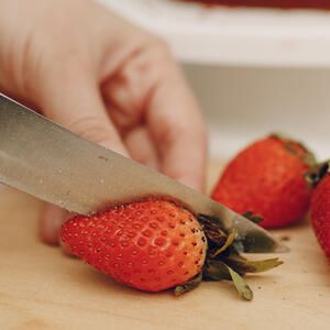 нарезает клубнику