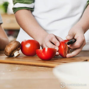 Режем помидоры.