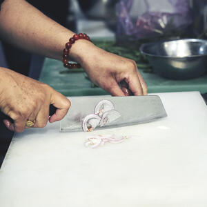 нарезает лук