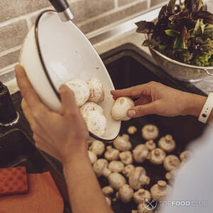  Моем грибы.