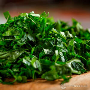 нарезанная петрушка