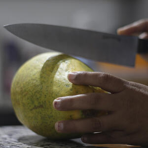 нарезает папайю