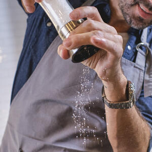 добавляет соль