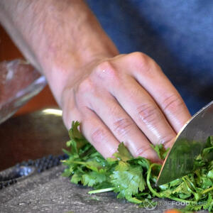 нарезаем кинзу