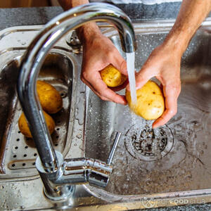 Моем картофель.