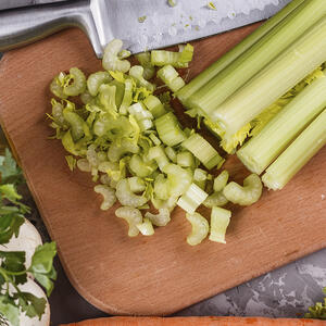 нарезанный сельдерей