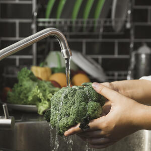 моет брокколи