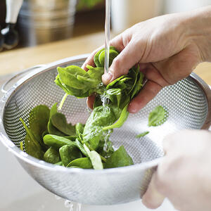 моет шпинат