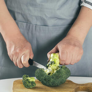 нарезает брокколи