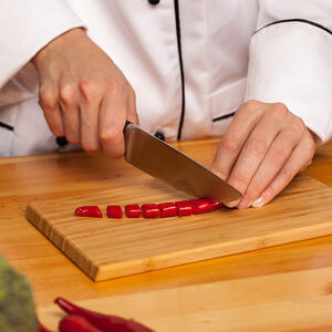 нарезает перец