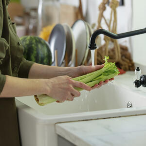 моет сельдерей