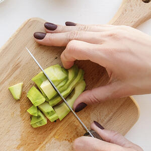 нарезает авокадо