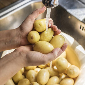 моет картофель