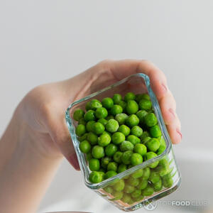 добавляем зелёный горошек