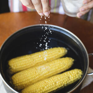 солит воду для кукурузы