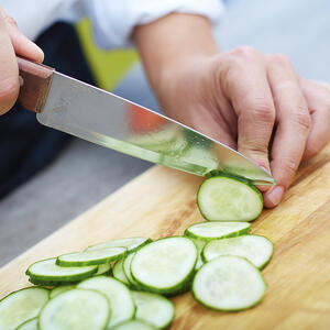 нарезает огурцы