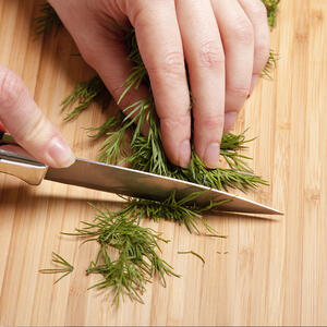 нарезает укроп