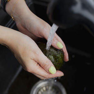 моет авокадо