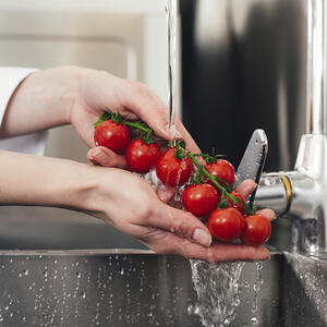 моет помидоры