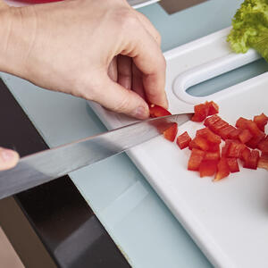 мелко нарезает перец