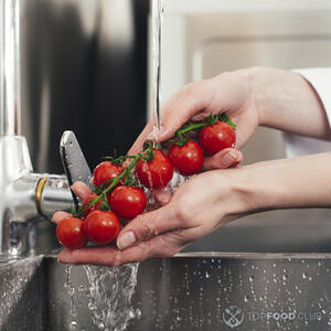 моет помидоры черри