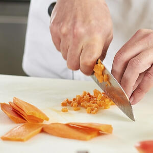 мелко нарезает морковь