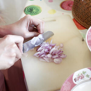 нарезает лук шалот