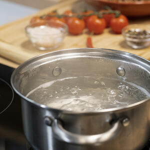 вода кипит в кастрюле