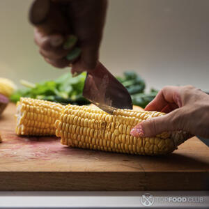 Режем кукурузу.