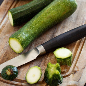 Режем цукини.