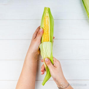 Очищаем кукуруза.