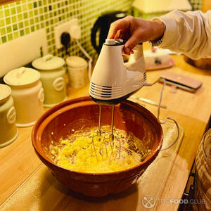 взбивает сливочное масло